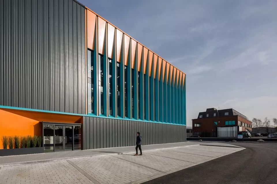 炭黑色的外墙饰面并未覆盖整座建筑,裸露的部分通过一系列钢制的"扇片