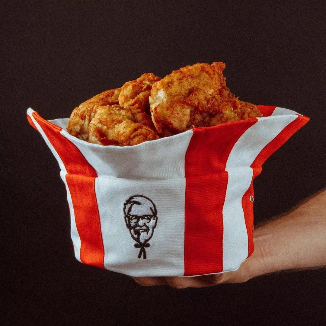 而这个帽子最特别的地方竟然是他可以用来装 "炸鸡"!