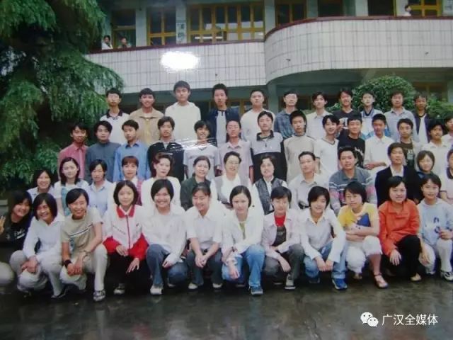 广汉雒城三中00届5班集体照00年代,大家告别了千篇一律的发型,腼腆的