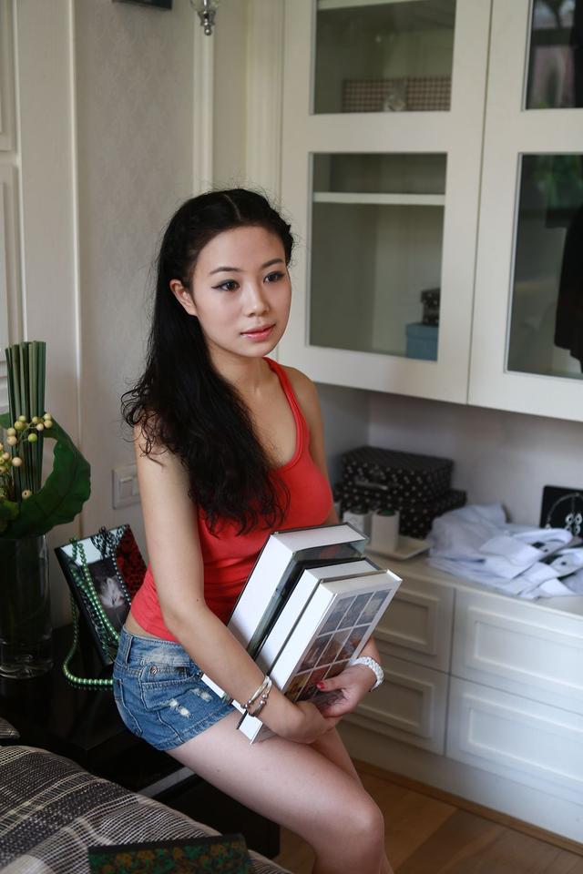 兴山妹子来宜昌城区当保姆,我给主人家送外卖时,她正在独自发呆