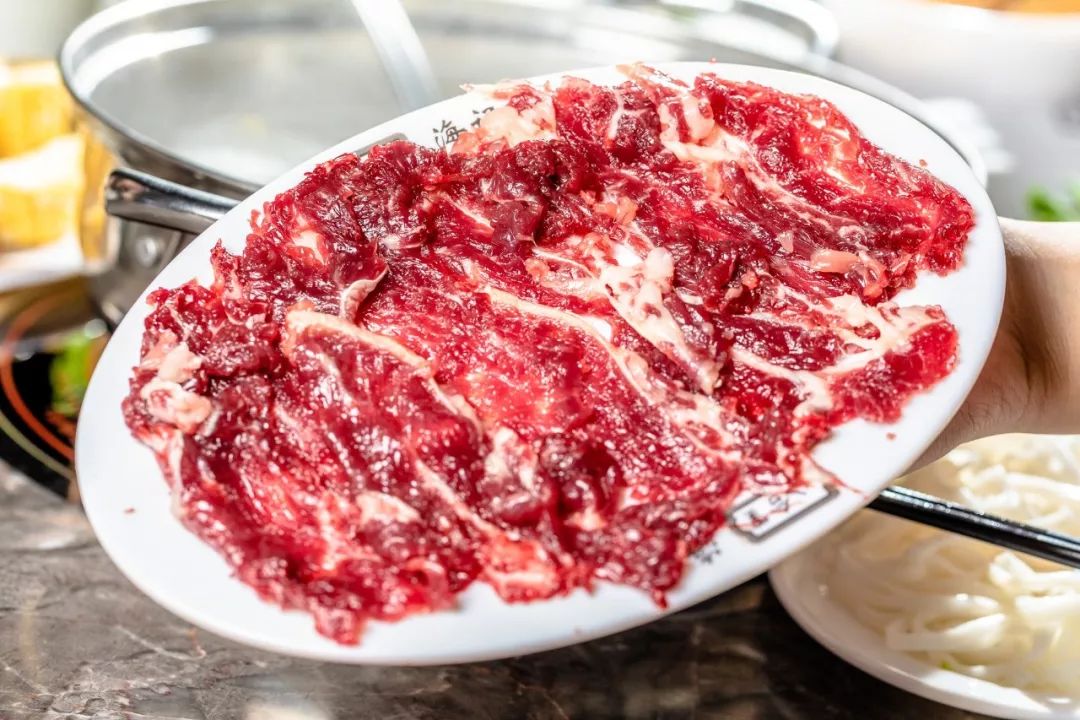 吊龙伴也是超经典爆人气的部位之一,脂肪不像匙肉那样散布均匀,但肥瘦