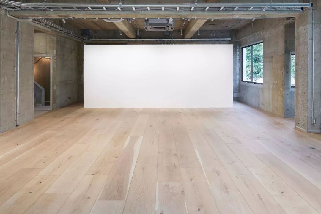 办公室其它地方全部采用了无隔断的整体空间设计,以便于繁忙事务的