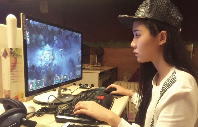 英雄联盟妹子待遇最好?女玩家在各个游戏里的待遇盘点,最差的是