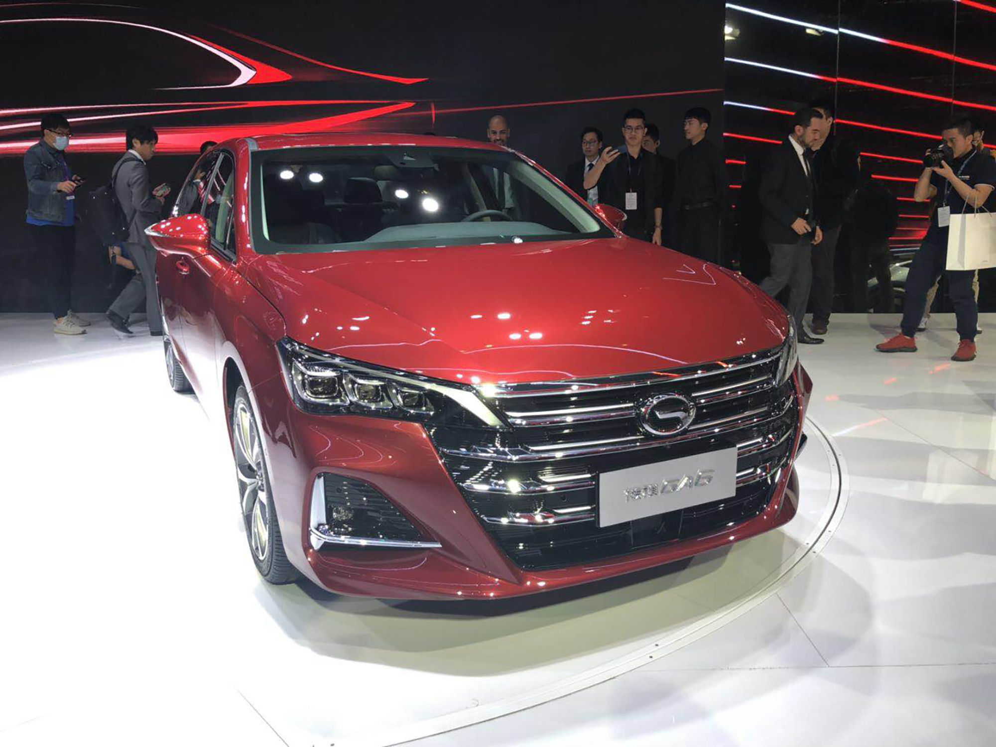 外观方面,新车采用广汽传祺"光影雕塑3.