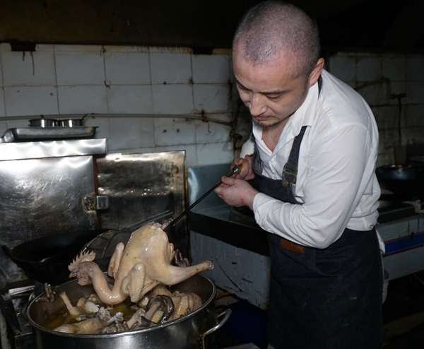 舌尖上的老袁家白砍鸡民间菜袁杰师出有道默默追求厨艺精髓