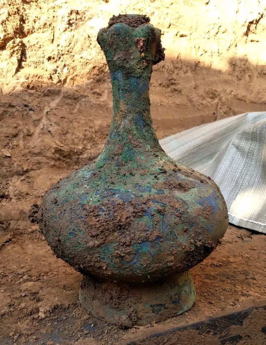 郏县北大街发现大型古墓群出土文物近400件套年代可追溯到战国