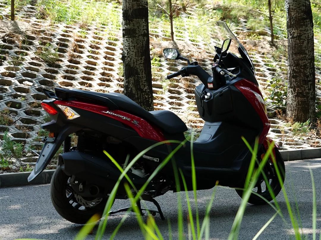 性价比更高的中量级踏板车三阳joymaxz300试驾