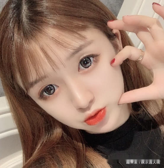 允恩身穿学生装与套路璐前任杨东煜同游复旦却被情侣手链抢镜