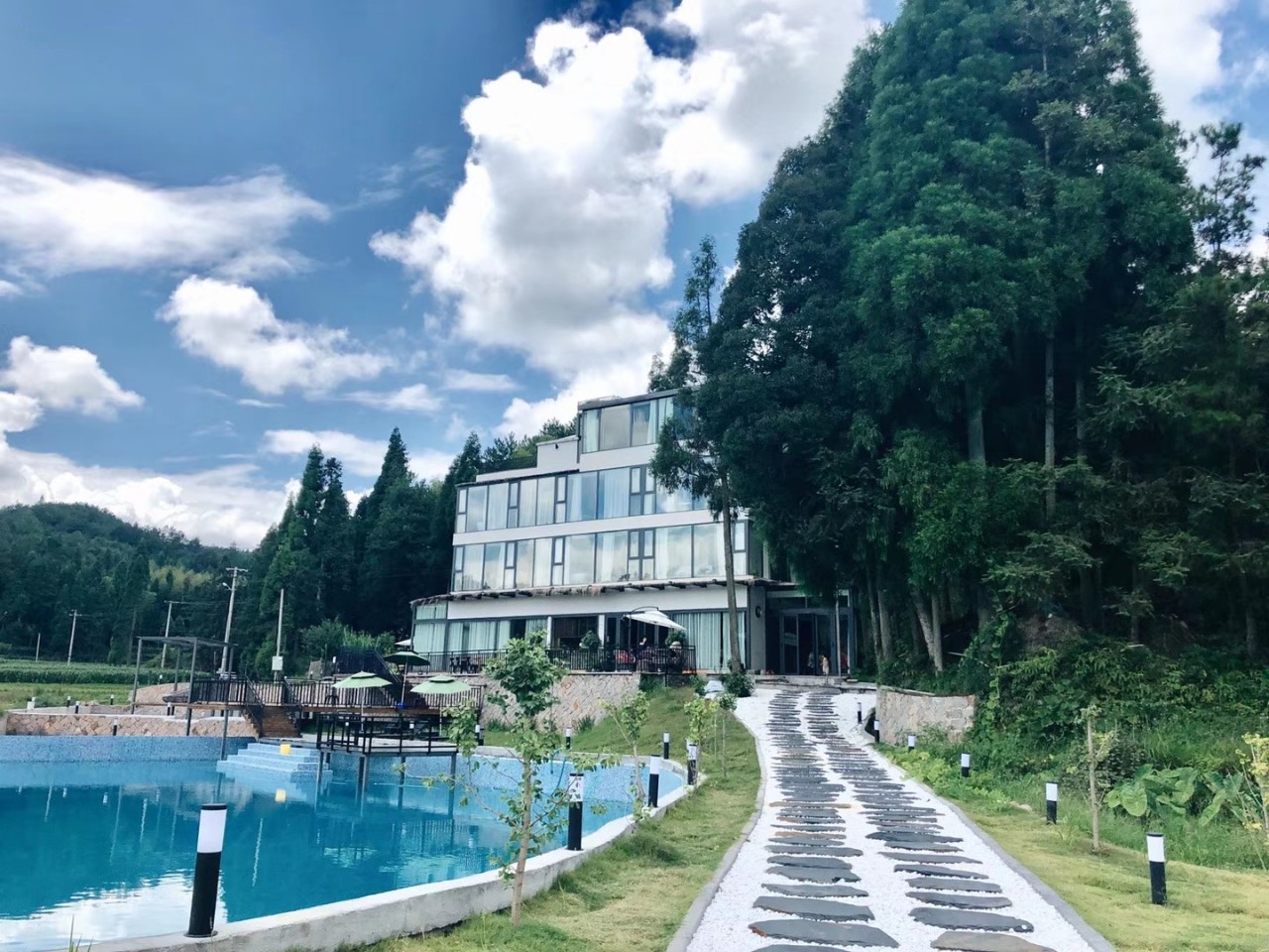 这家可以私人定制的日式简约风民宿有泳池趴烧烤趴还有落地窗美景