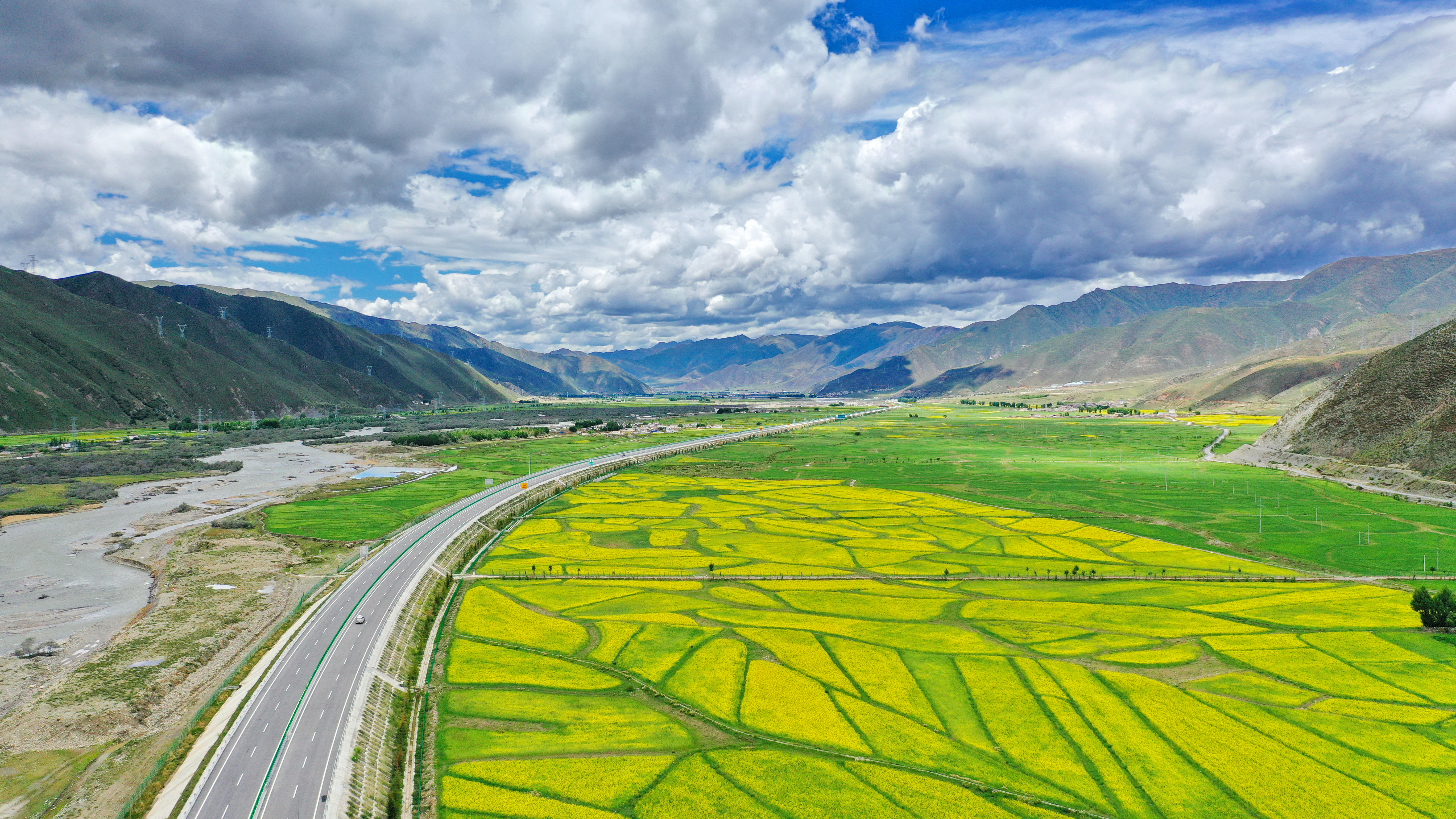 西藏:拉林公路夏日美