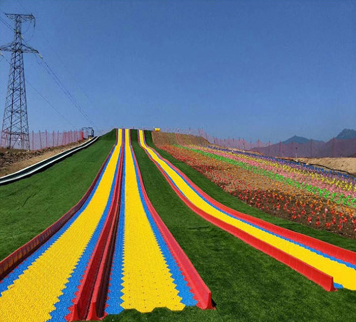 彩虹旱雪滑道的施工比较方便