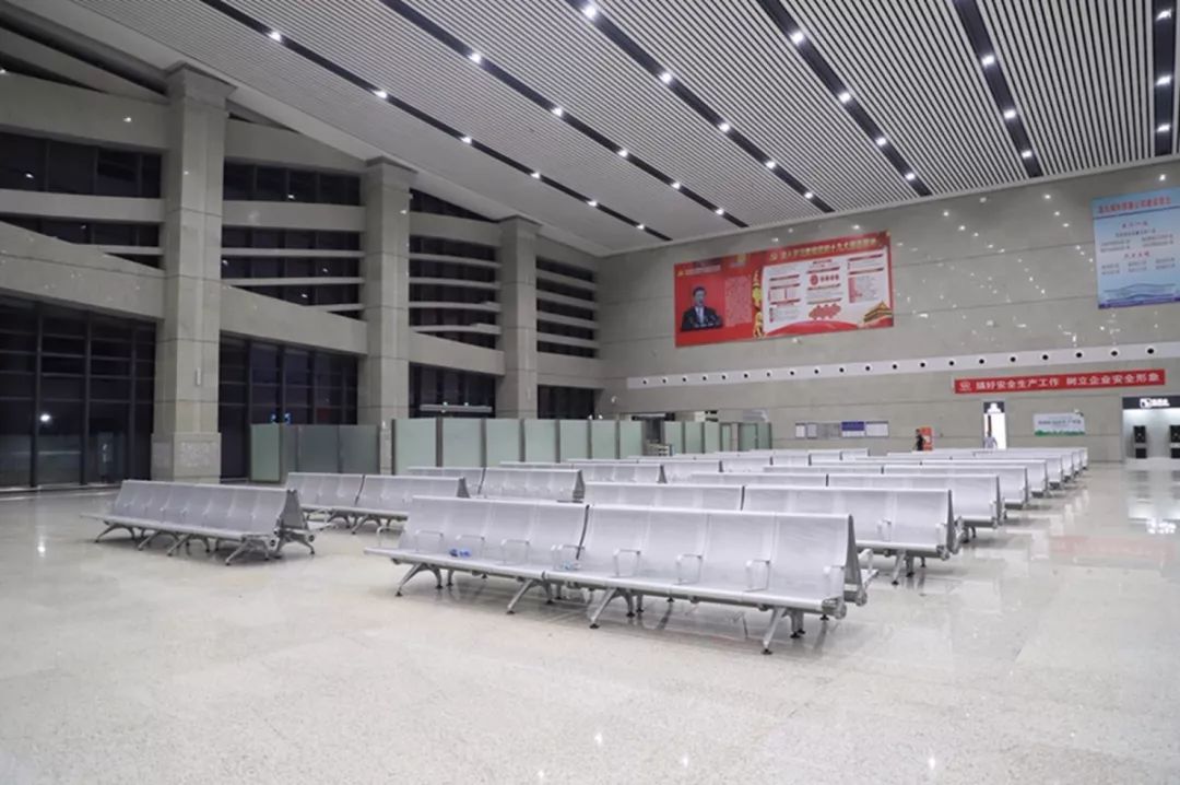 候车大厅启用当天,除了旅客还吸引了不少的泰和居民前来参观,包括许多