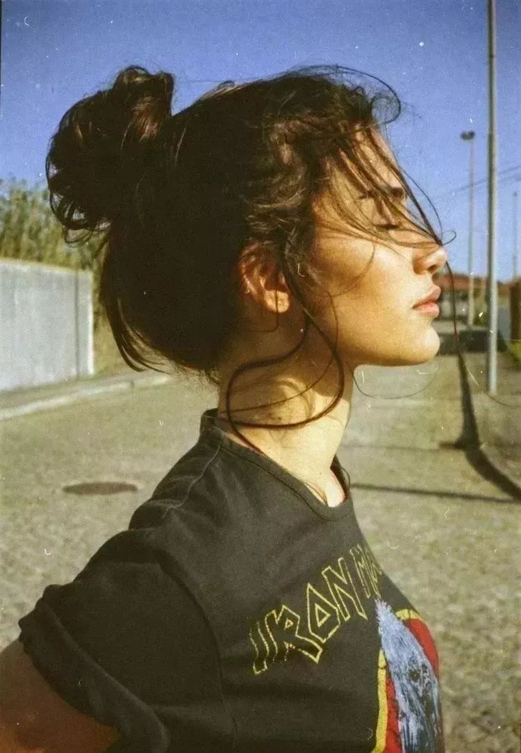 最近超火的丝带系在丸子头上能凸显法式慵懒风