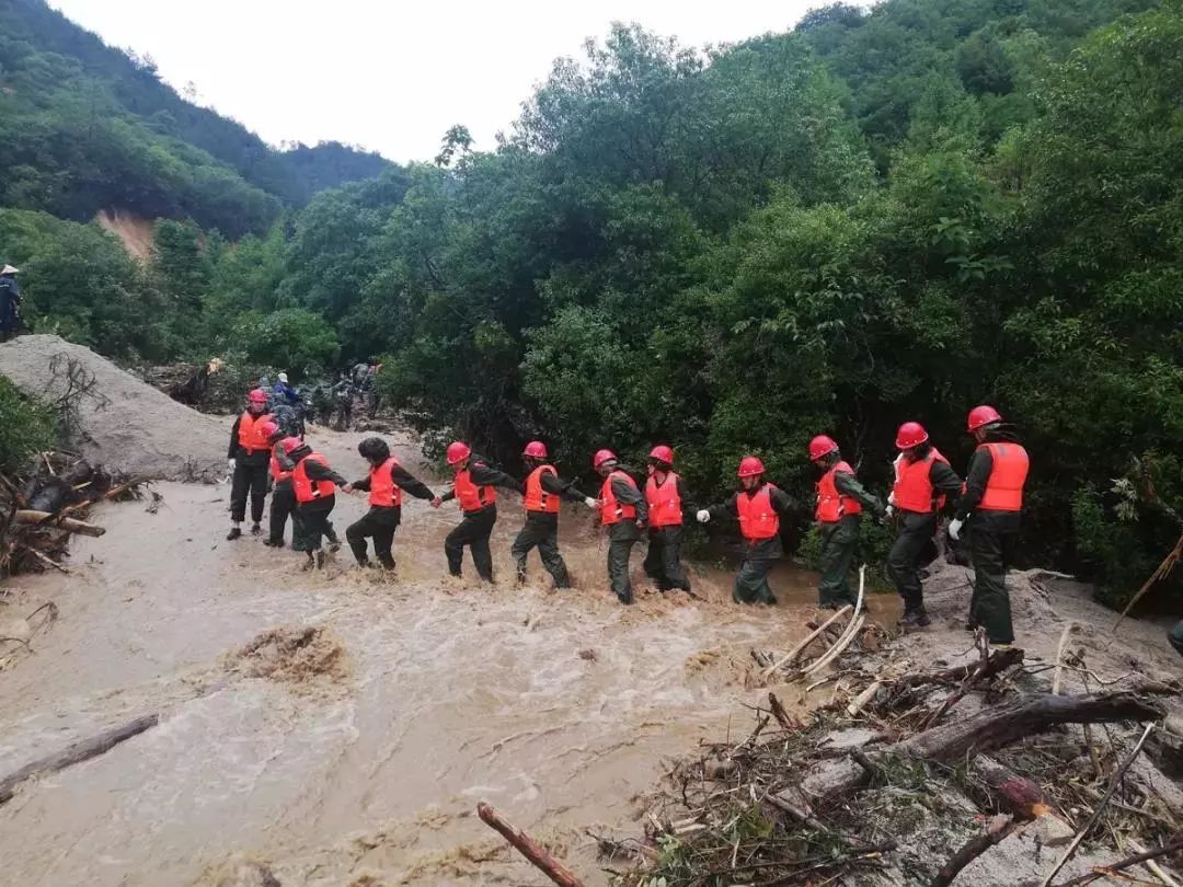 抗洪人墙 洪水图片