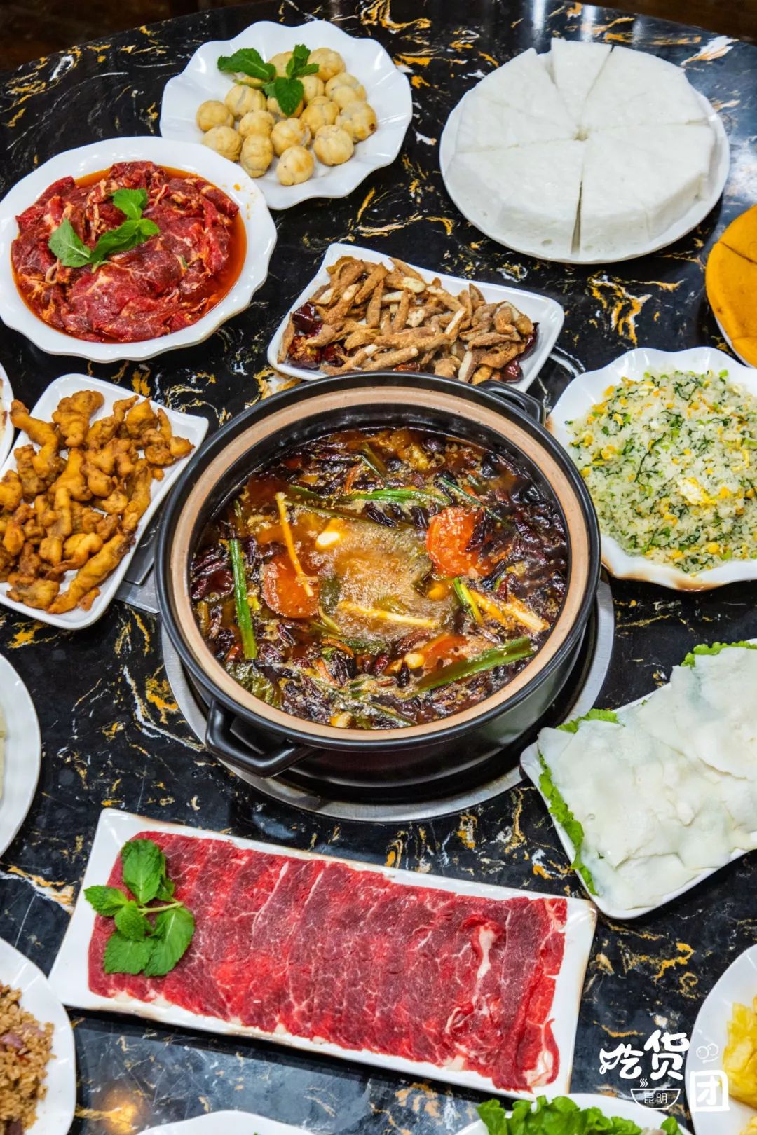 藏在厂房里的酸菜牛肉大公开店里全是小鲜肉
