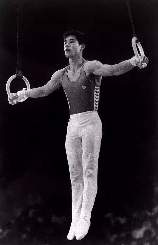 这四项动作分别是,鞍马项目上的"李宁交叉",吊环项目上的"李宁摆上"和