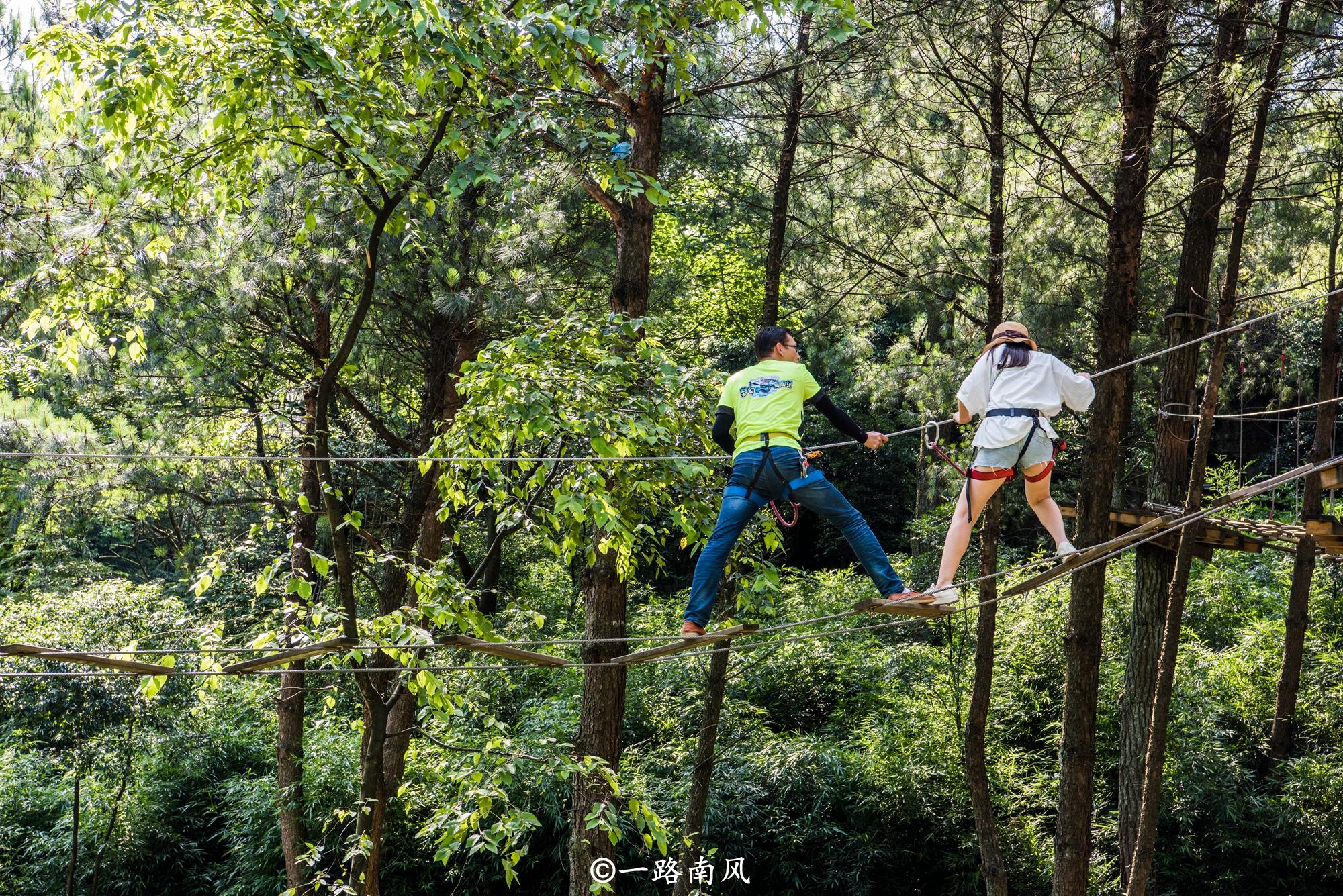 丛林飞跃是为青少年重点开发的项目,这个项目特别适合团队拓展,三两