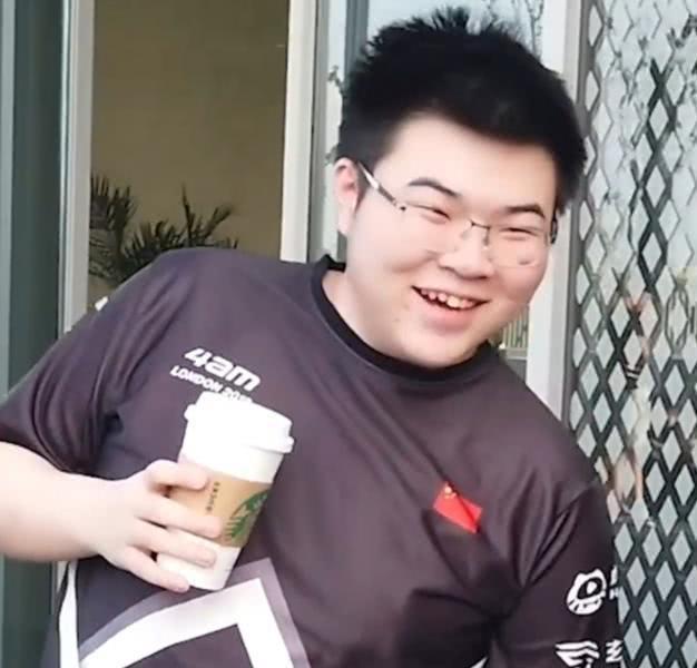 和平精英xqf战队逆袭夺冠4am在手游上真不如韦神在端游的厉害