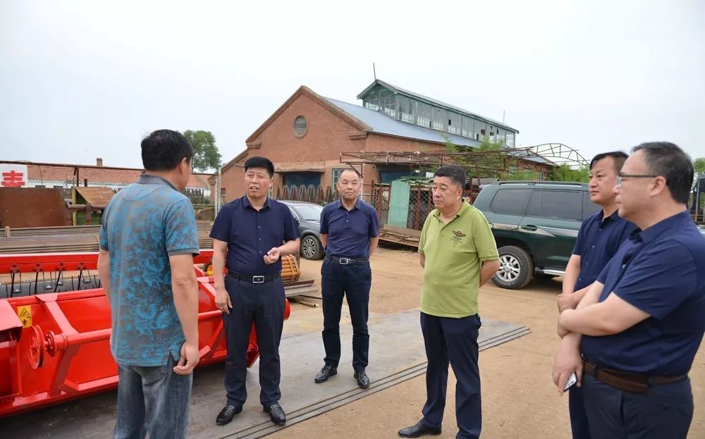 查哈阳农场与北大荒农机公司召开合作洽谈会