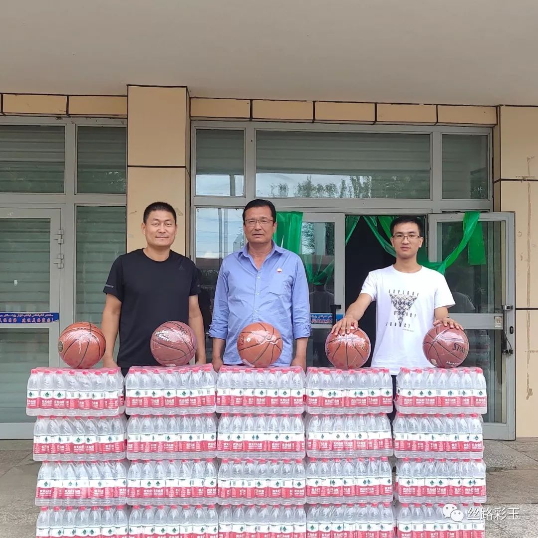 吐哈油田公司赞助5个篮球20件矿泉水本次篮球赛得到了鄯善县泰鑫坤德