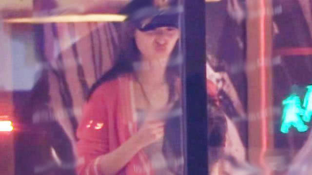 奶茶妹妹终于现身,摆脱深闺怨妇称号,打扮少