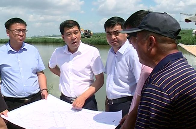 在低保户周景坤家中,敖丙千,单国峰一行实地查看了