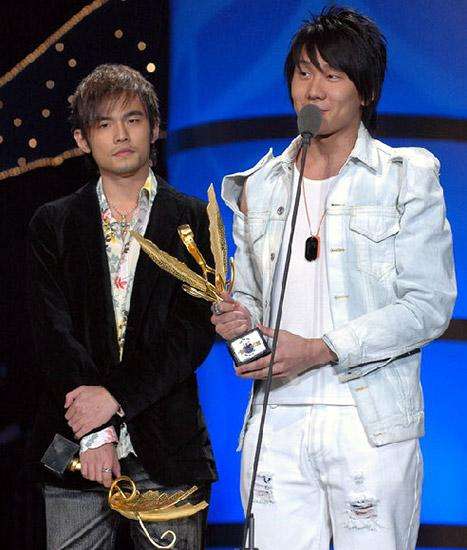 都是周杰伦跟林俊杰的比拼,两人互相给对方颁奖的故事更是经典