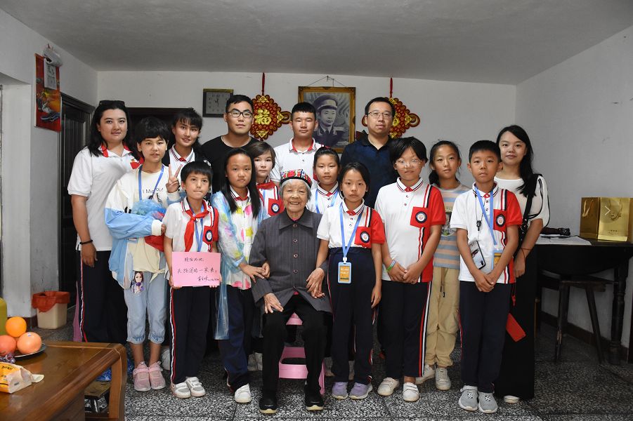 回去的途中,营员谢佳颖说:"龚奶奶一直强调自己是一位平凡的人,她的