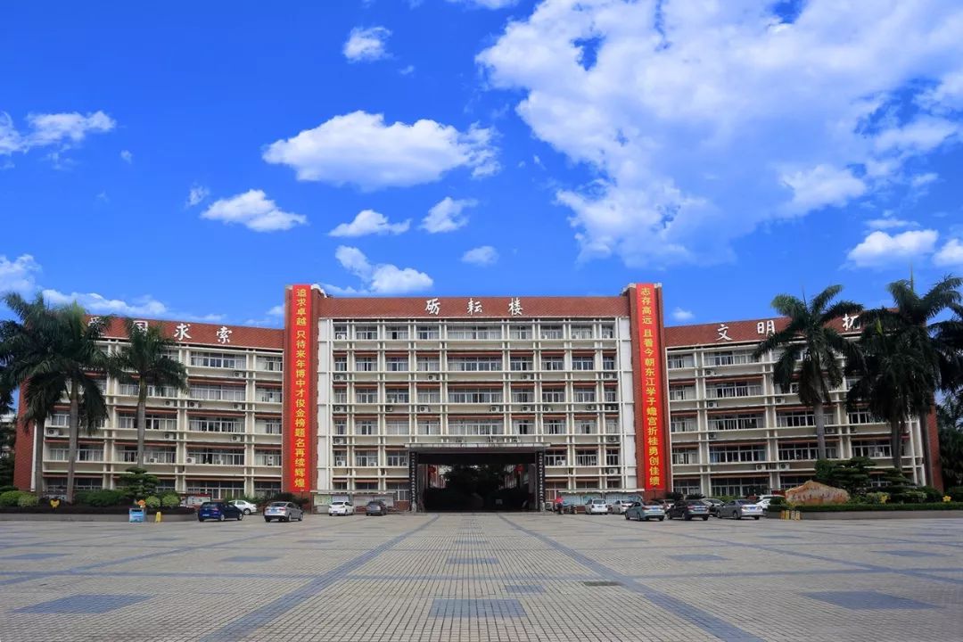 一起来看看博罗中学今年高一新生报名现场~拍摄于博罗中学昨日下午