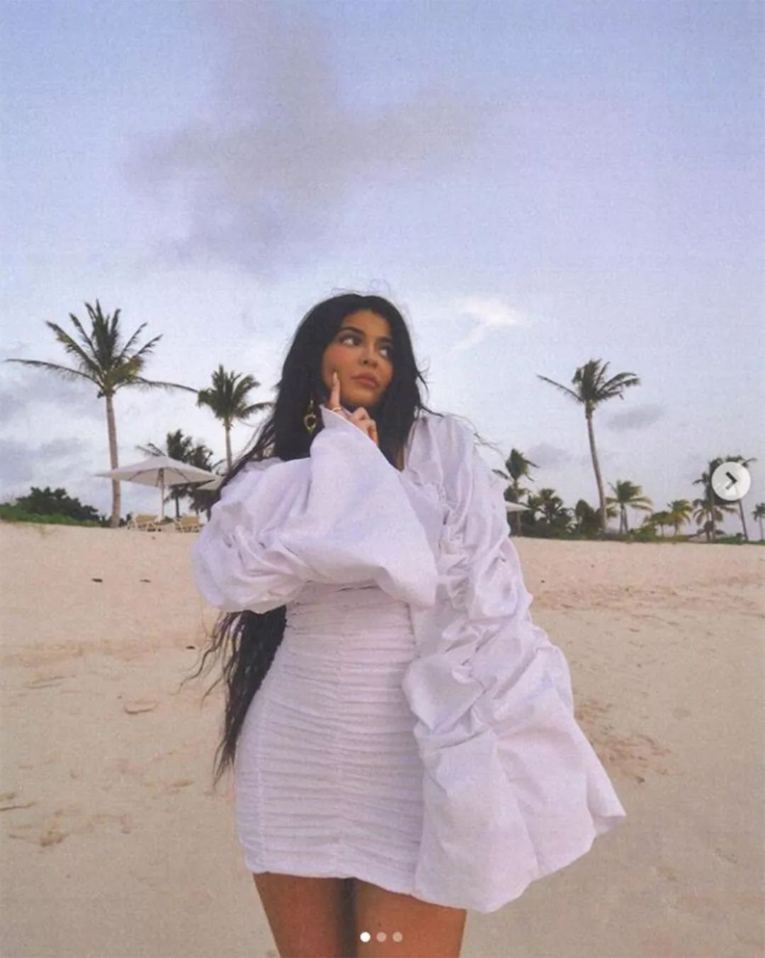 22岁金小妹晒沙滩靓照眼神尽显绕指柔情妩媚之余还不忘发鸡汤