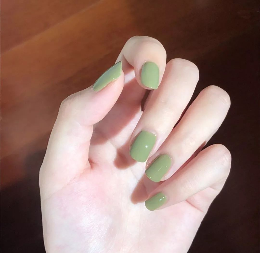 融合了今年的流行色,下面妮欧分享的纯色美甲,纯色美甲也可以很多花样