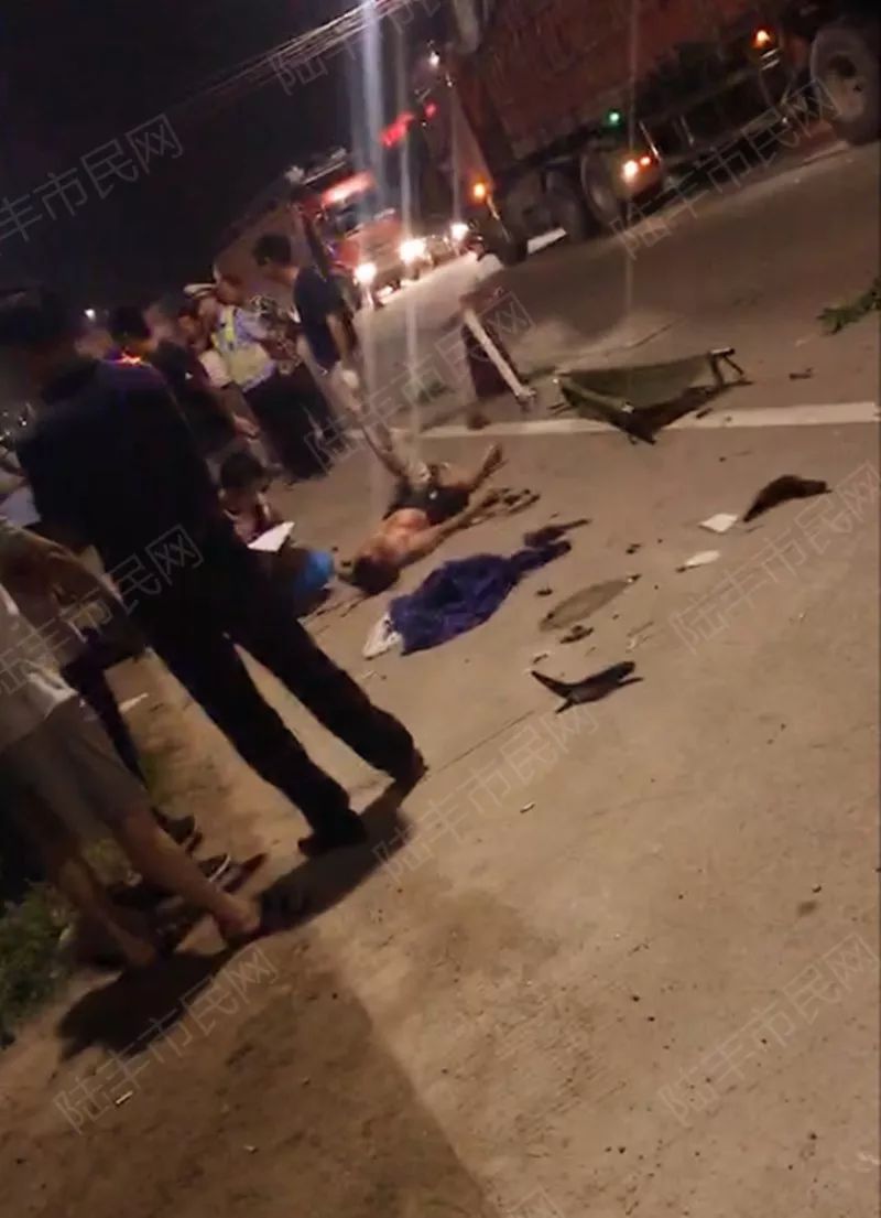 惨陆丰324国道严重车祸两人被盖上蓝布