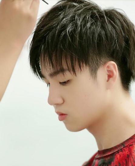 严君泽t台首秀高颜值堪比王俊凯