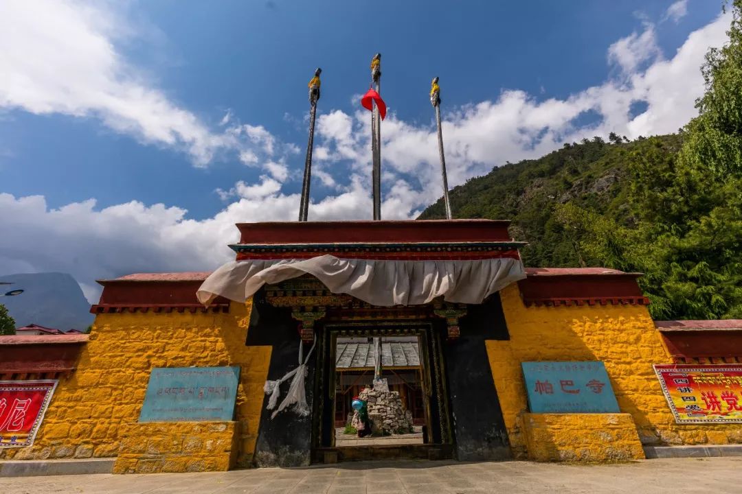 扎村,藏语中意为"水草丰盛的地方",在历史上曾是吉隆沟的行政中心