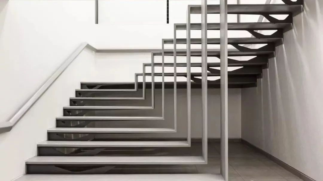 楼梯空间给予现代风作基底,引用简单大方的线条形状,让居家能坐拥清爽