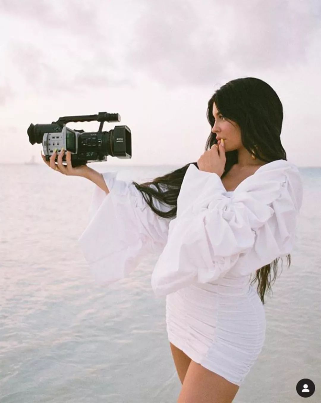 22岁金小妹晒沙滩靓照眼神尽显绕指柔情妩媚之余还不忘发鸡汤