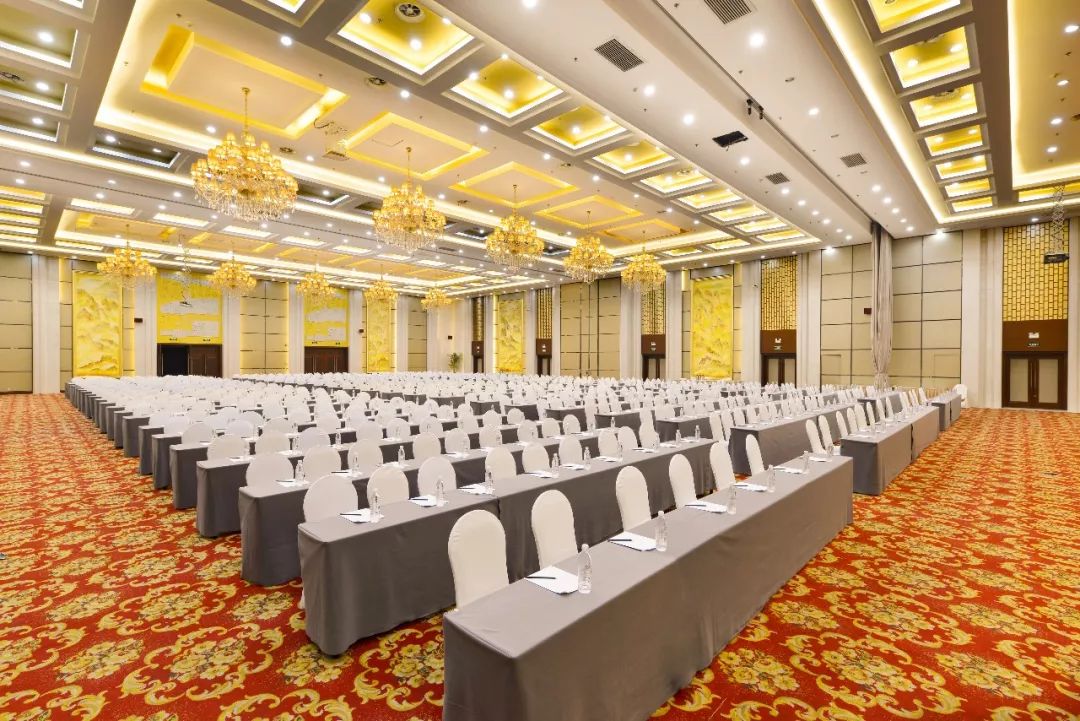 餐饮设有闻语大堂吧,地中海咖啡厅,四季轩中餐厅,港式茶餐厅,国风堂