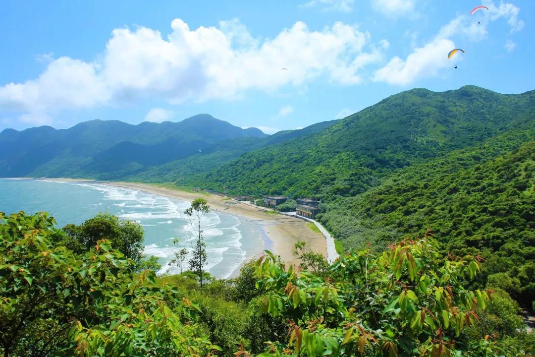 岛上有大南湾,藏宝湾(宝石滩),笼统湾等八个海湾涧,构成一幅海天佛国