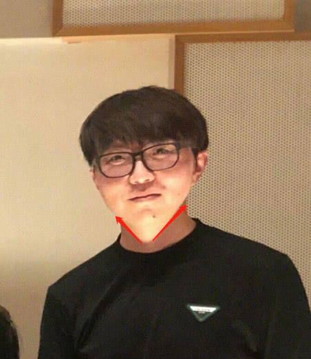 原来这是灯光的效果,摄影师拍照也太不注意角度了,活脱脱地把毛毛的