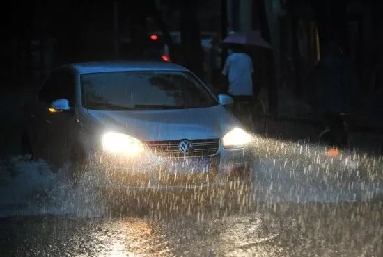 下雨天电动车一不小心追了上去