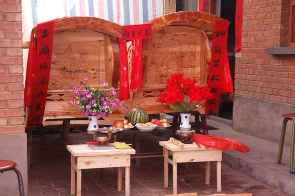 有在住宅内的灵棚,灵堂内守灵的,也有在殡仪馆内租礼厅守夜的