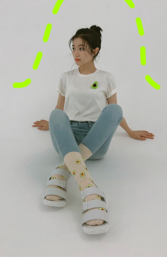 李兰迪这时尚看不懂,凉鞋配长袜就算了,牛仔裤还要塞进袜子里!_造型