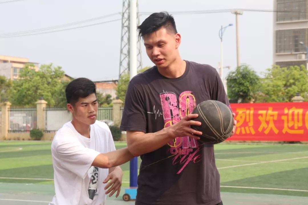小篮球大梦想,广西青少年公益行动暨许钟豪篮球公益训练营"火力全开"!