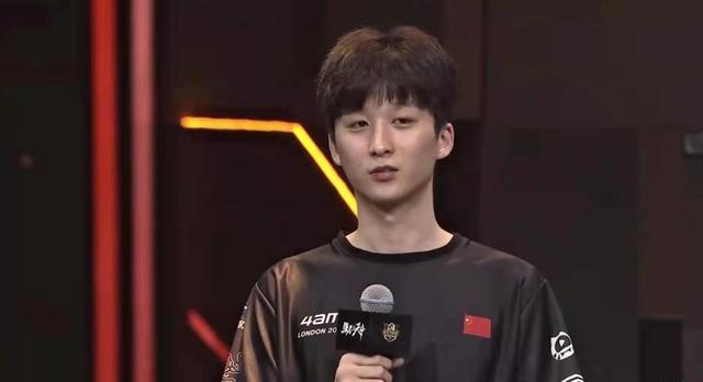 原创轩子大长腿杀伤力如何4am永远接受采访偷偷舔舌头