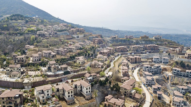 河南五云山被曝用扶贫款违建别墅跑马场