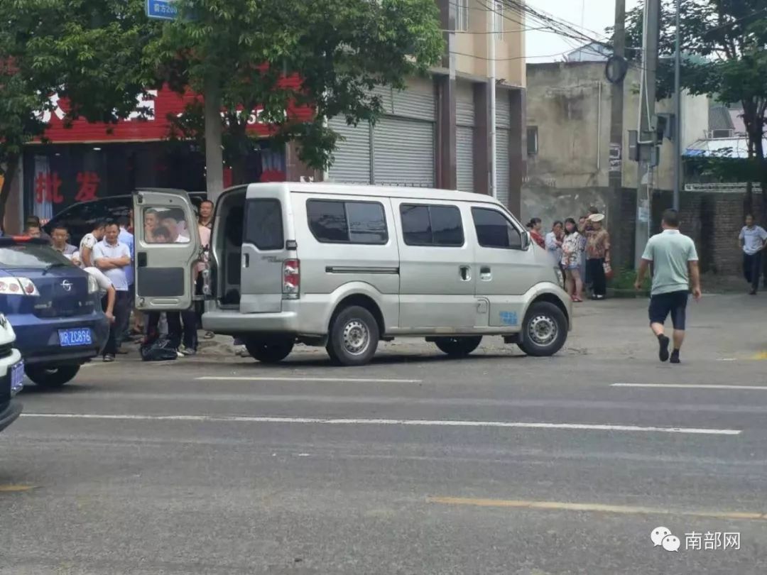 现场:刚刚,南部嘉陵路车祸一人身亡