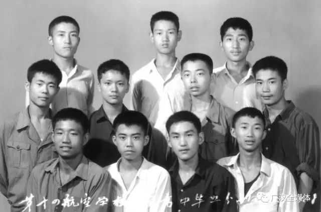 广师附小(现广汉雒城三中)73级毕业照微微侧身,露出统一的标准微笑~不