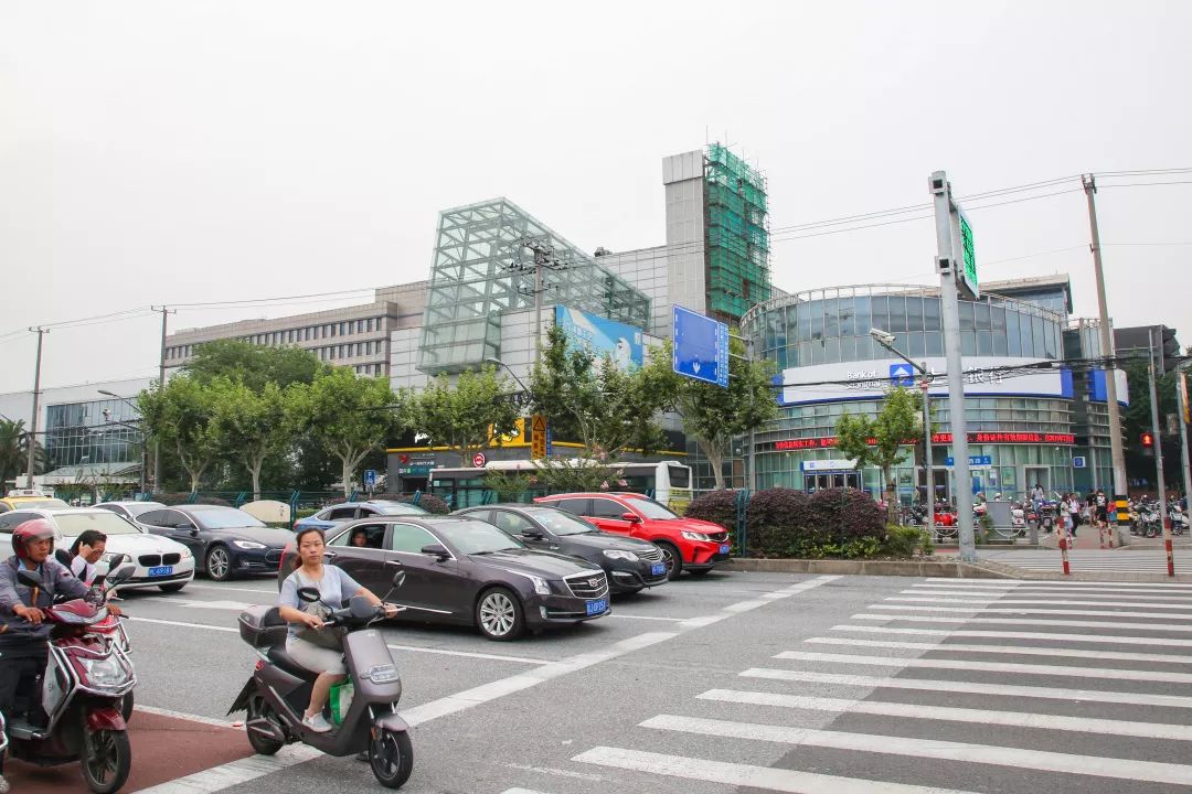 天山西路淞虹路將建人行過街天橋過馬路乘地鐵逛商場樣樣都方便