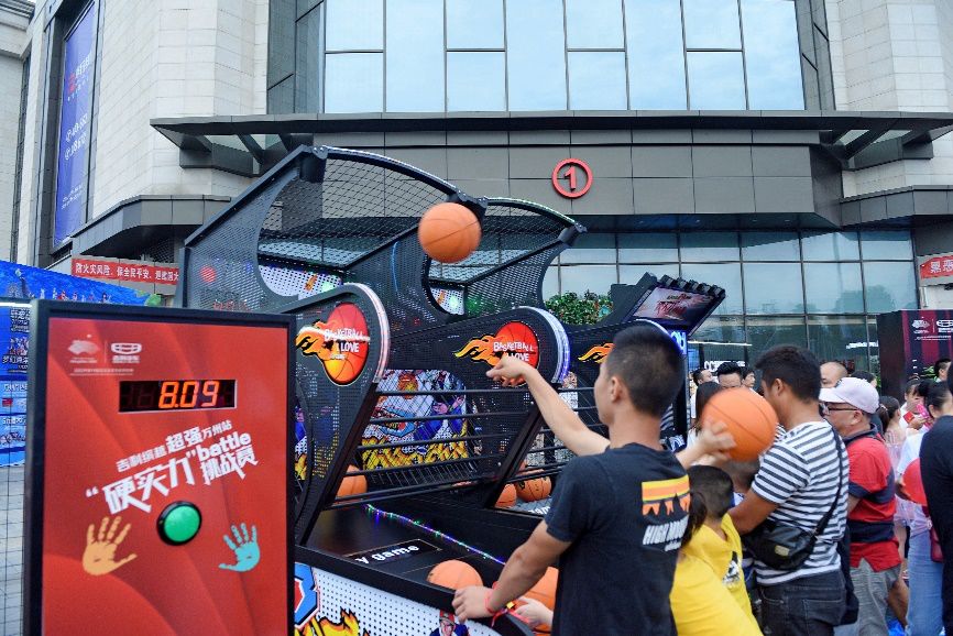 俊男靓女合着音乐节拍随心律动,尽情释放快感;现场投篮机处人头攒动