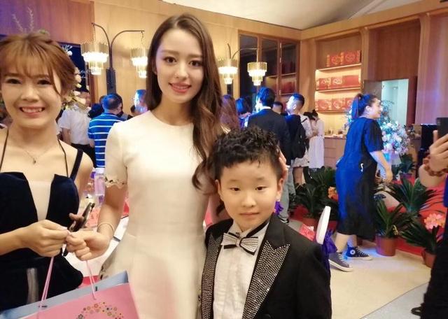 原創朗朗帶老婆回鄉演出嬌妻小12歲天使面孔魔鬼身材美過當紅女星